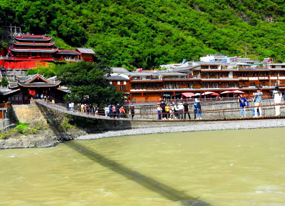 四川旅游：走近泸定桥圆童年电影情结（图）
