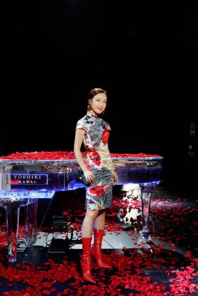 “Coco姐”李施嬅出席时装周，穿剧中旗袍亮相，时髦又高级