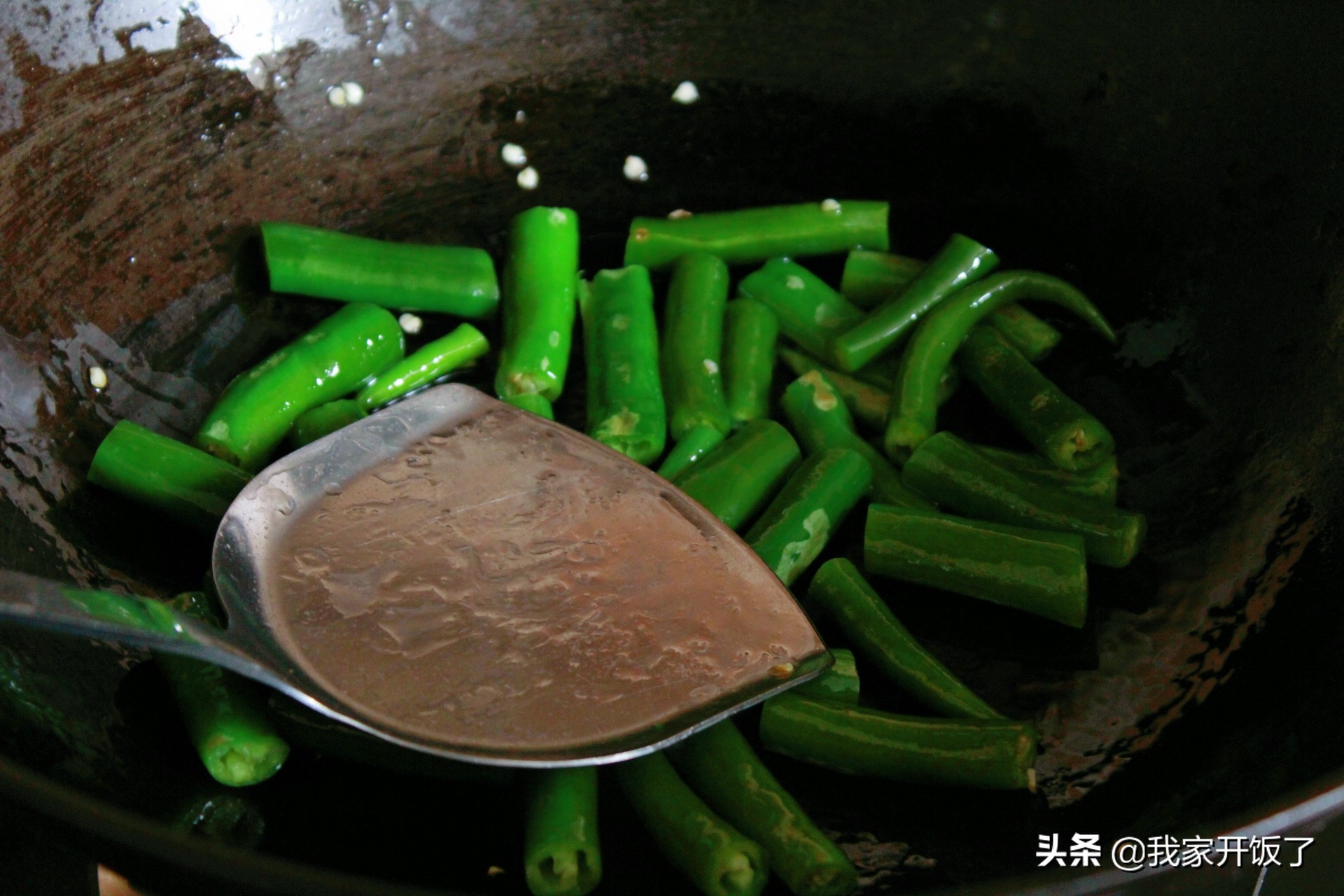 Stir-fried Beef Tenderloin with Hang Pepper. Learn to cook it. The beef tenderloin is tender and tasty without getting old. The skills are all here