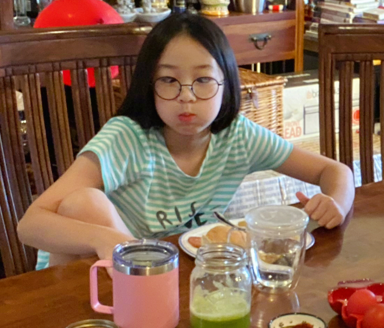 吳尊女兒“抽條”啦！ 10歲近照模樣被傳，這長相太像爸爸了吧