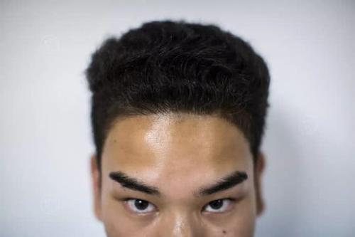 出狱即遭经纪公司疯抢，丑角走红的现状背后是