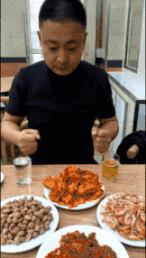 搞笑动图图片：太TM的尴尬了，突然忘记怎么哭了！