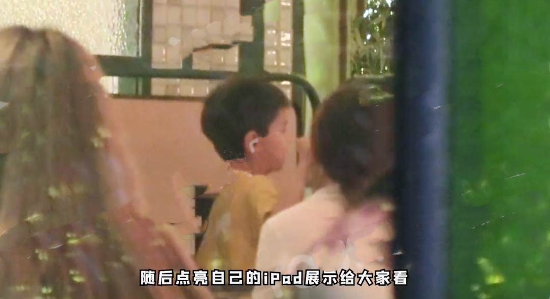 杜江一家三口出门聚餐，霍思燕素颜现身一脸幸福肥，胖出双下巴