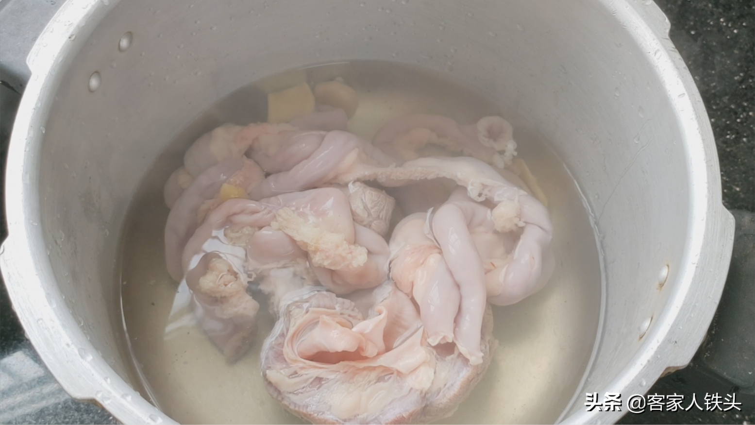 廣東人吃粉腸真有一套，半斤做一鍋，配料有訣竅，鮮嫩開胃營養好