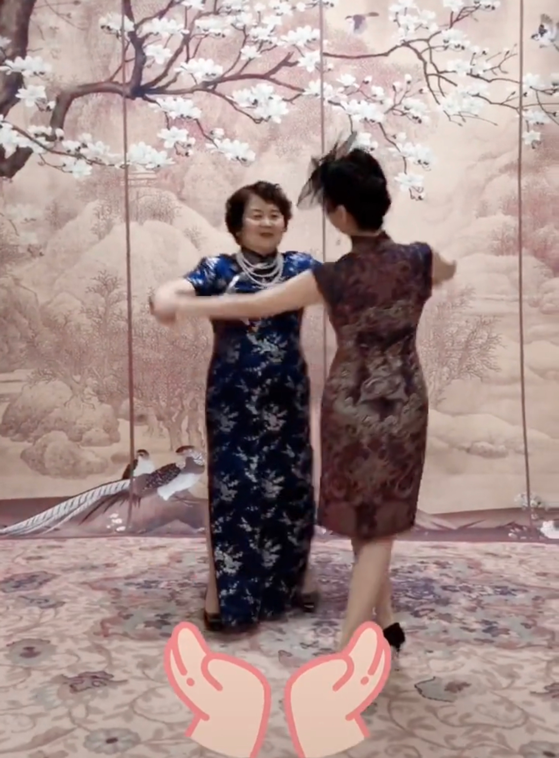 主持人朱军80岁岳母罕露面，穿旗袍戴三圈珍珠，娇妻蚂蚁腰抢镜