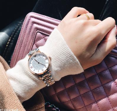 把星辰银河戴在手腕上的你，真美