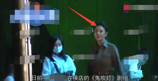张雨绮横店与潘粤明拍戏，保姆带龙凤胎片场探