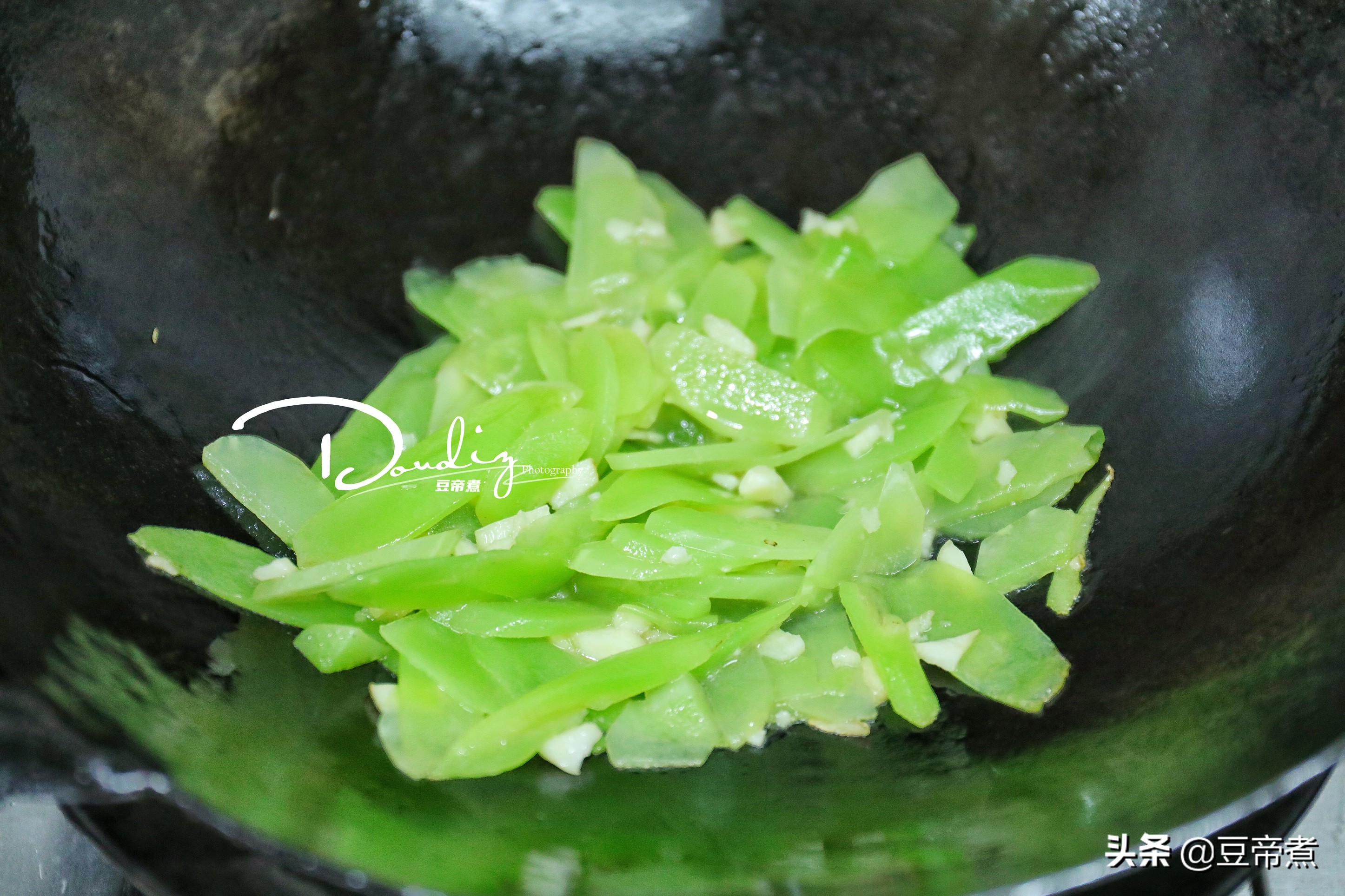 七八零年代的铁盒便当，让人怀念，尤其是鸭腿盒饭实在太好吃了