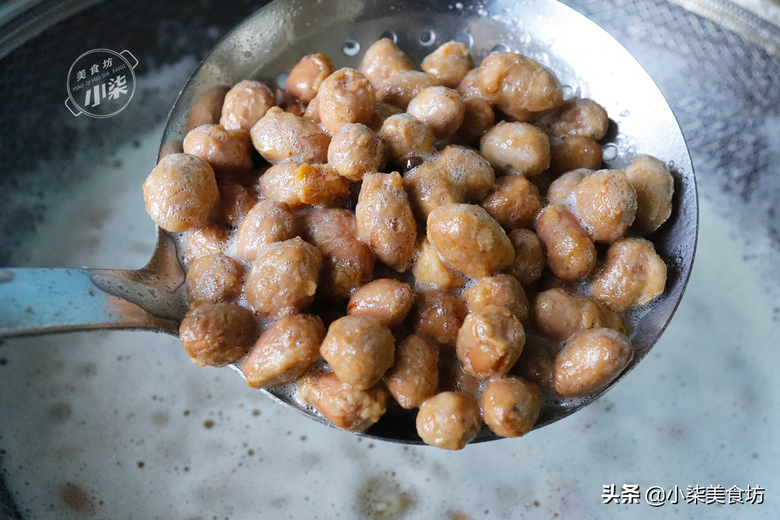 花生里打2個雞蛋，老式做法教會你，年夜飯吃著香，下酒必備