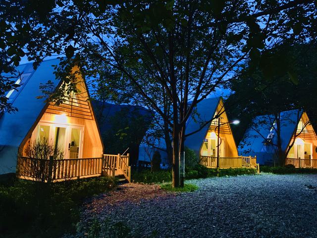 如何打造爆火星空营地？拼装式尖顶小屋大大大大大有可为