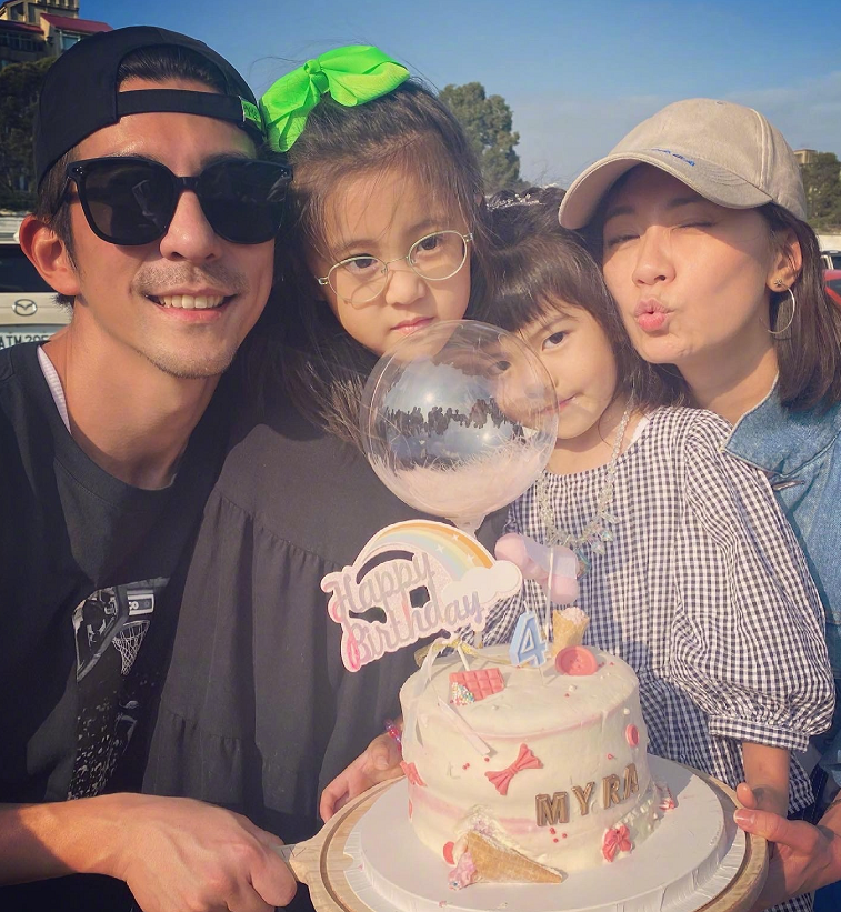 贾静雯老公晒女儿近照，咘咘和妹妹的颜值都超高，长大一定要出道