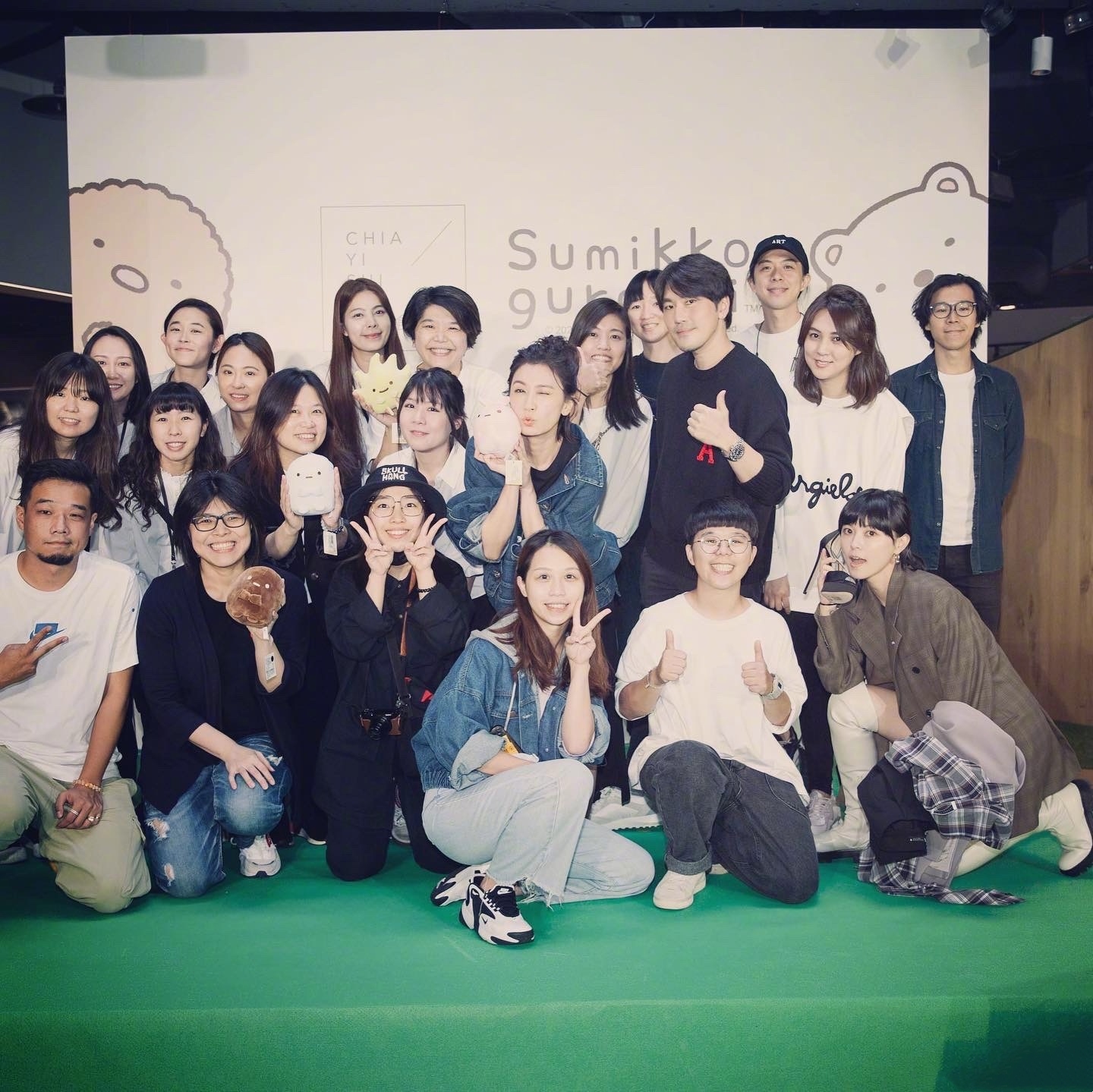 咘咘波妞穿同款，手持賈靜雯自創品牌新品麵條，變代言人古靈精怪