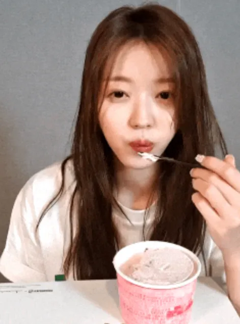 YooA 回应对自己的整形争议;防弹不出演打歌也包揽一位?