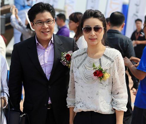 42岁霍启刚晒全家福庆生，携妻儿骑单车并表白：有你们便足够