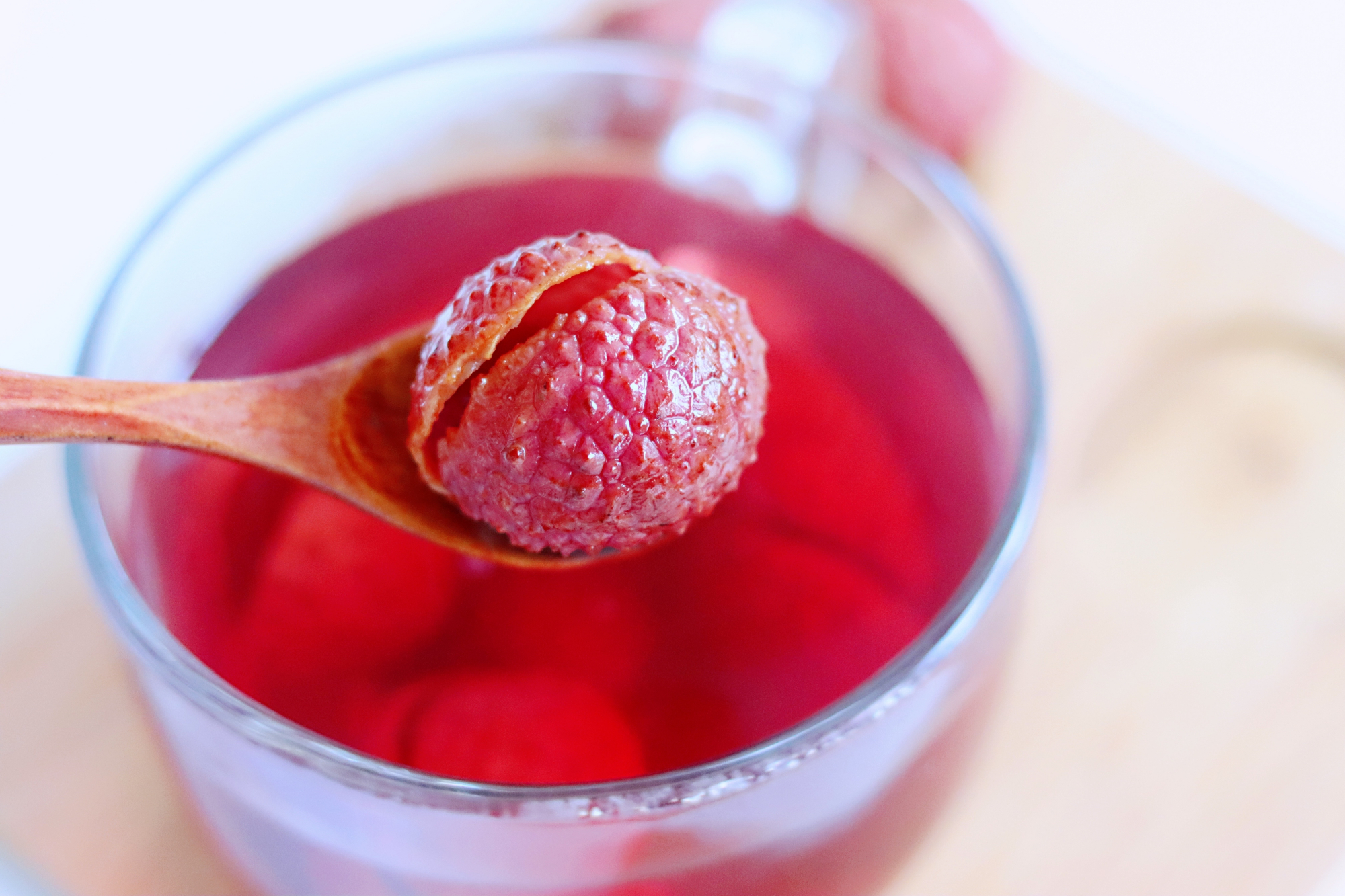 Lyche Shell Don't throw the lychee shells, put them in a pot and cook them. Drink ...