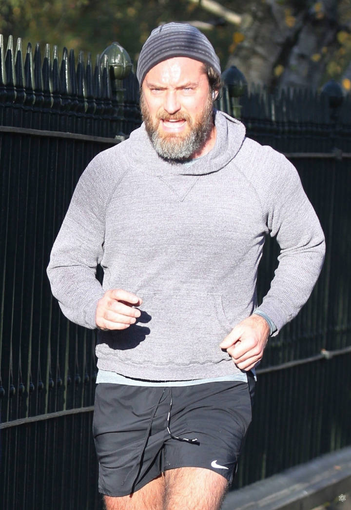 47-year-old Jude Law jogging in a new street shoot, white face and Hu ...