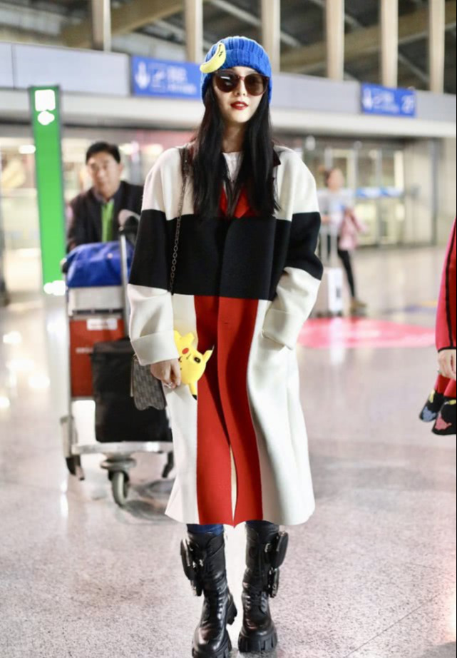 奔四的女人别再大衣配打底裤了，学学范冰冰这