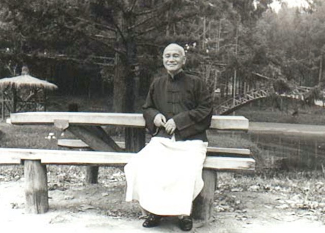 1975�꣬����ʯȥ������Ϣһ������������ý�嶼��α�����