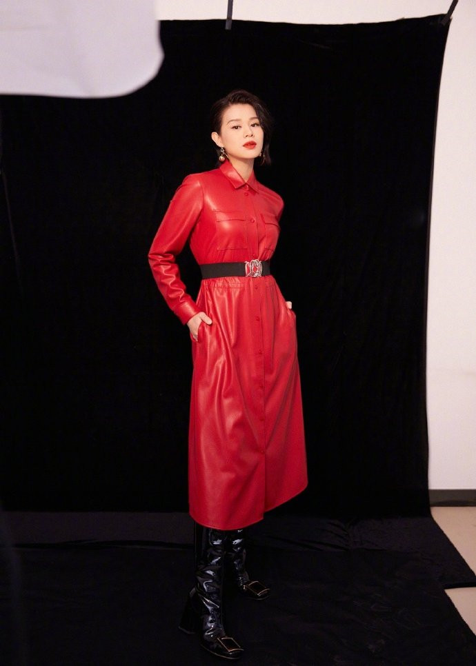 胡杏儿挺孕肚探班闺蜜，怀孕9月肚大如箩，穿宽