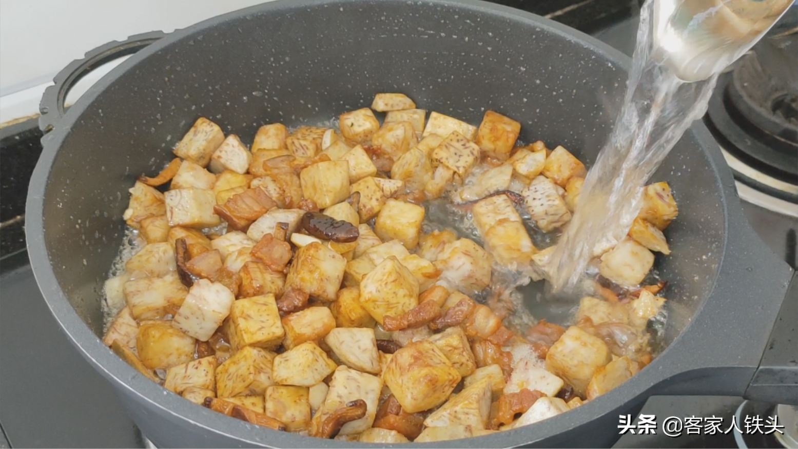 客家人愛吃的油豆腐，加1個香芋一起做，鹹香粉糯，咬一口滿嘴香