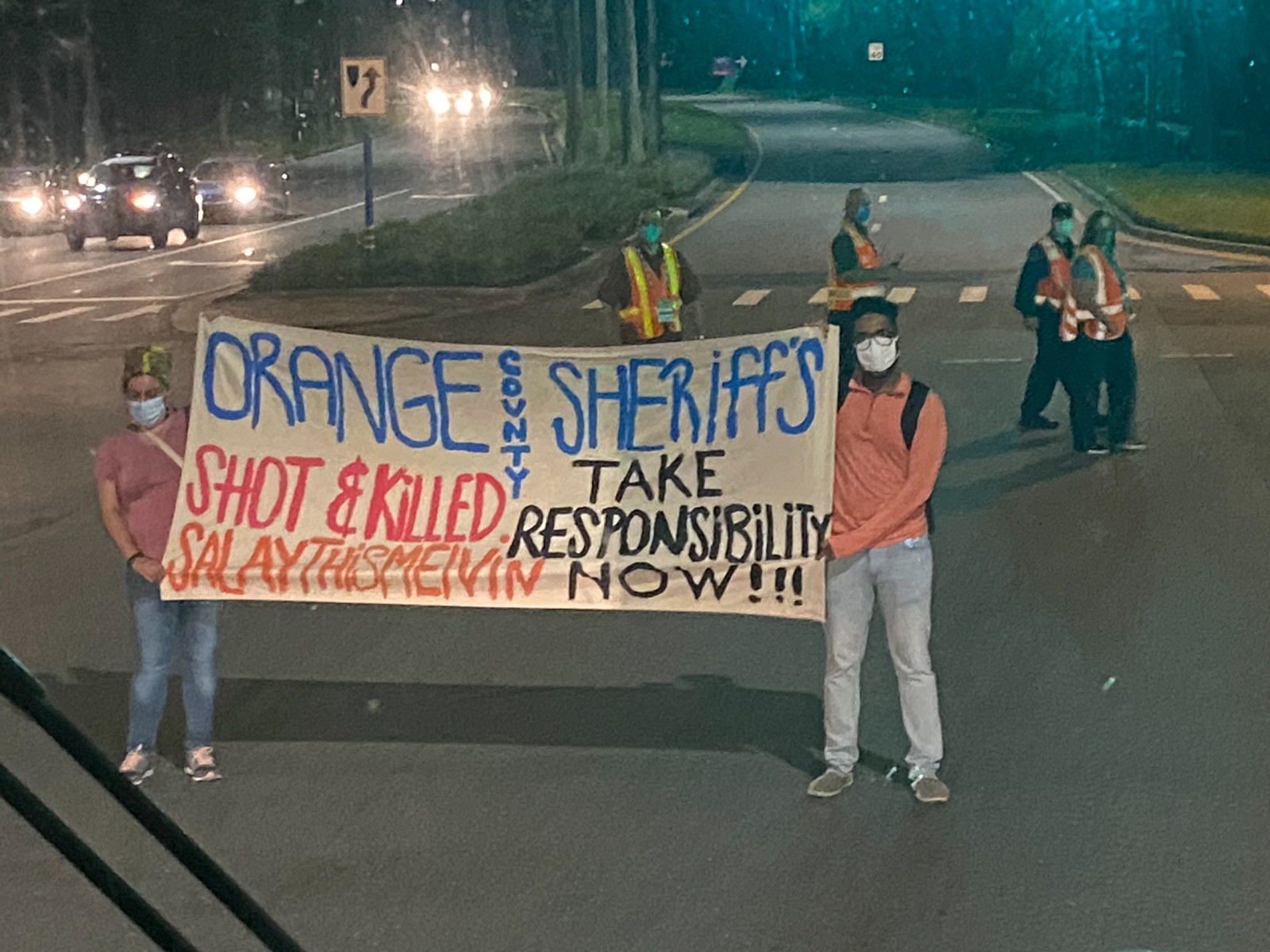 壓力山大！湖人贏球後，詹姆斯遇到糟心事，抗議者堵車要求他表態