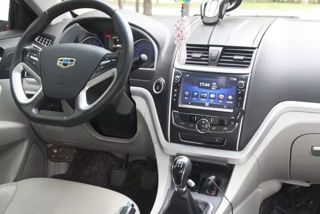 帝豪的车身造型比较简单,除了一条贯穿式的腰线,没有采用更复杂的设计