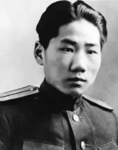 毛岸英牺牲后，毛主席曾离京休养，后来清理他遗物时，发现一柜子