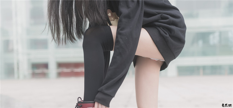 【福利姬】让人喜欢的黑丝及膝袜小细腿！太美了（48P）