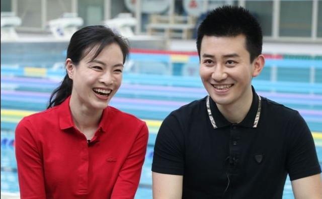 吴敏霞和老公直播频笑场，35岁美成红衣少女，一看就是被宠的模样