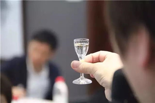 不看包装，六招教你辨别酱香型白酒的新酒与老酒
