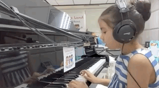 梁咏琪女儿幼儿园毕业，和同学郊游身高优越，弹唱妈妈的歌超治愈