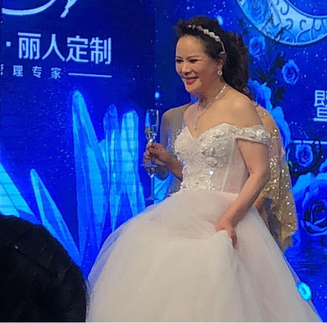 孙俪的妈妈才是会保养，都当姥姥的人了，却穿的比小姑娘潮