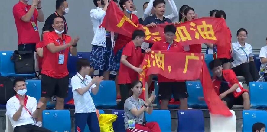 14岁流量之王！全红婵4次鞠躬很暖心，何教练硬拽她离开采访区