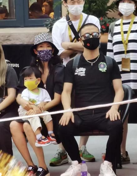 章子怡一家五口出游！全程抱儿子不舍撒手，继女照看醒醒似小保姆