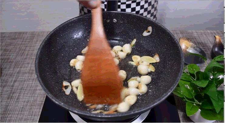 燒魚時，別再加酒加醋去腥了！ 教你這樣做，魚肉細嫩，上桌就吃光