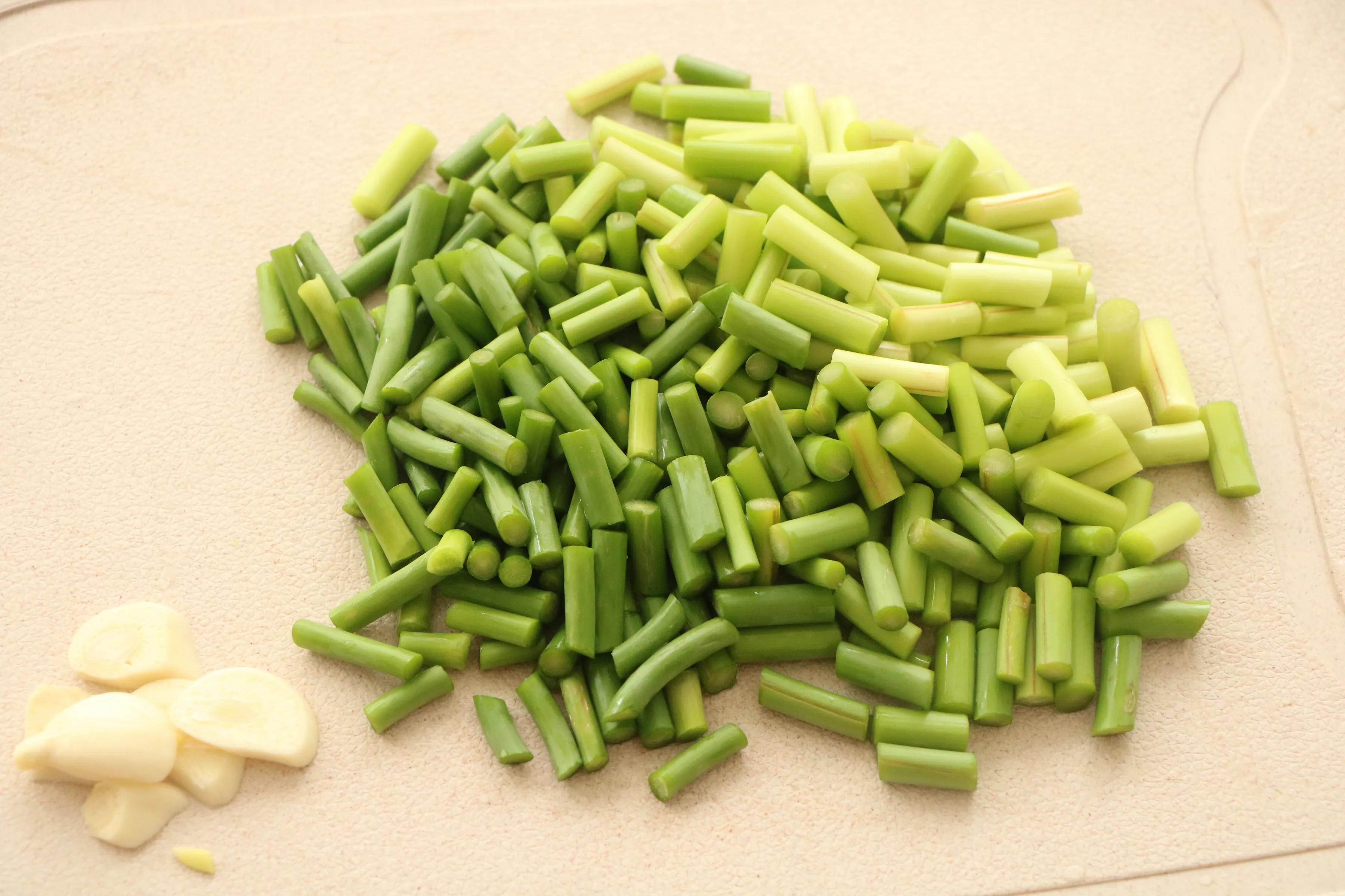 雞蛋和蒜薹的新吃法，醬香美味，鮮嫩好吃，特下飯！ 一定要試試