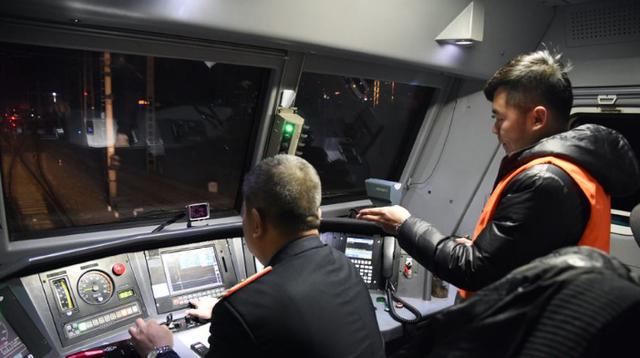 火车可以连续开20多个小时，司机都不休息的吗？