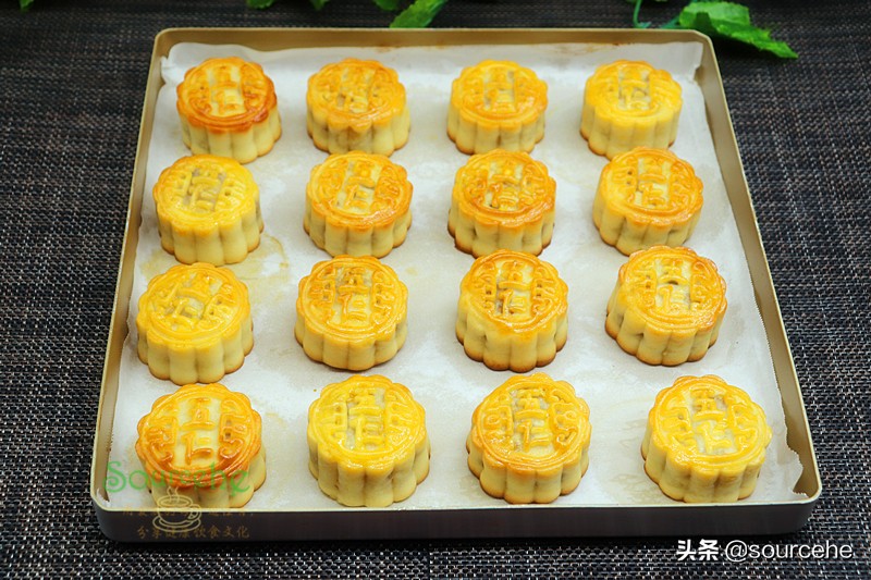 奶奶教我做的广式五仁月饼，细腻柔滑不油不腻，甘香回味，真好吃