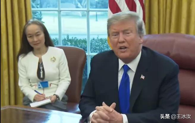 被吐槽的紫发女竟是美国总统首席翻译!但权威人士说她水平并不糟 美国总统 首席翻译 权威人士 第4张 被吐槽的紫发女竟是美国总统首席翻译!但权威人士说她水平并不糟 美国总统 首席翻译 权威人士 第4张