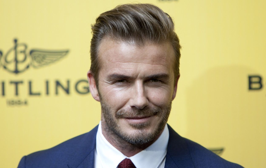 贝克汉姆近照曝光，红体恤配短裤精神抖擞，快