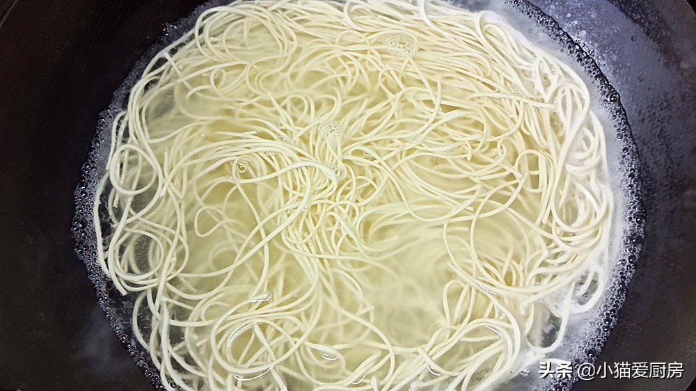 炒麵條這樣做味道不錯還營養，有肉有菜，孩子連吃2碗沒有夠