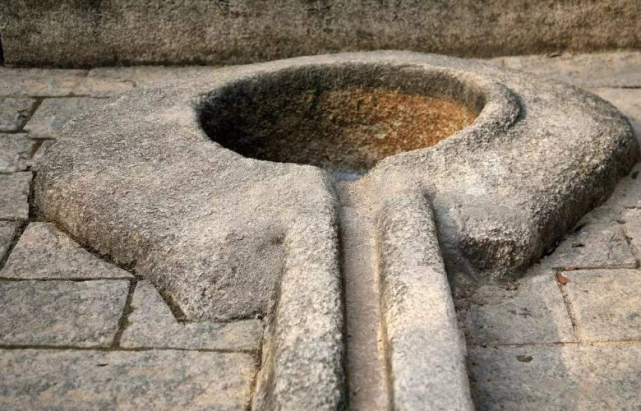 古代没有卫生纸，古人如何如厕？在这点上，有钱人和普通人都一样