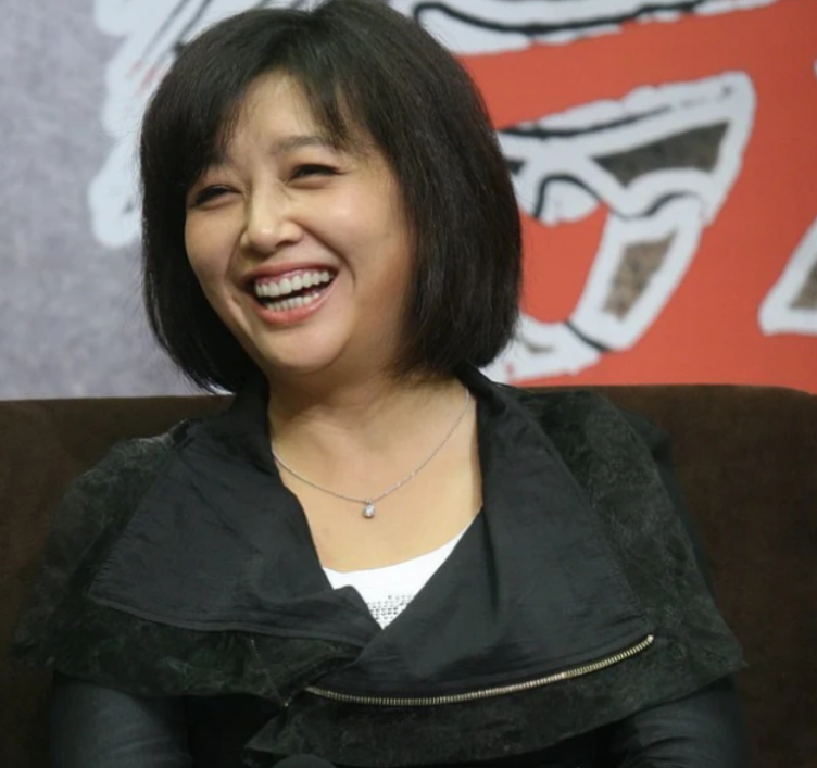 老戏骨江珊罕现身,眼纹明显皮肤松弛显老,手