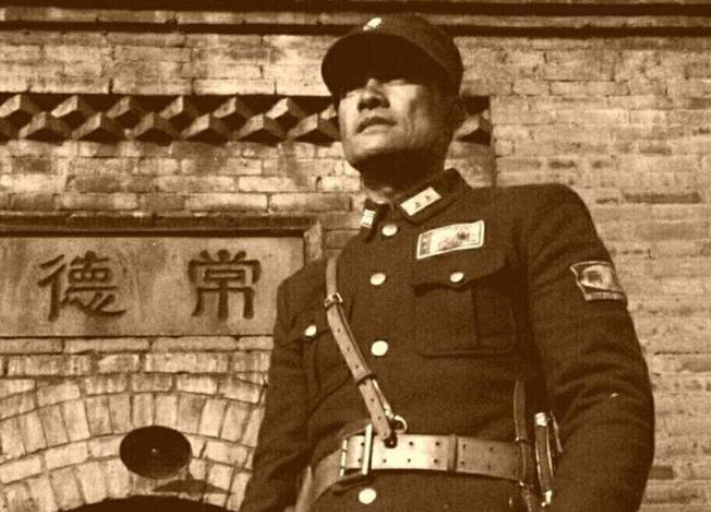 他是抗日名将，晚年却死于警匪枪战，女儿活得