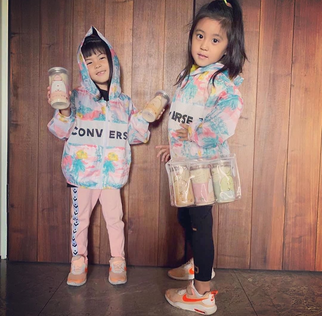 咘咘波妞穿同款，手持賈靜雯自創品牌新品麵條，變代言人古靈精怪