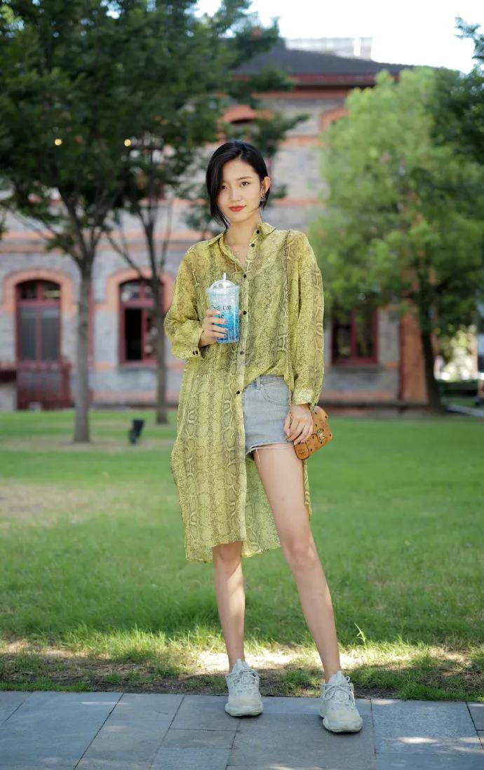 显白又清新的“牛油果绿”如何搭配出时尚感？