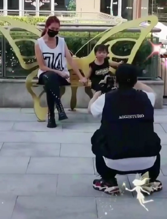 蔡少芬和张晋现身游乐园！两岁儿子正脸罕曝光，浓眉大眼五官精致