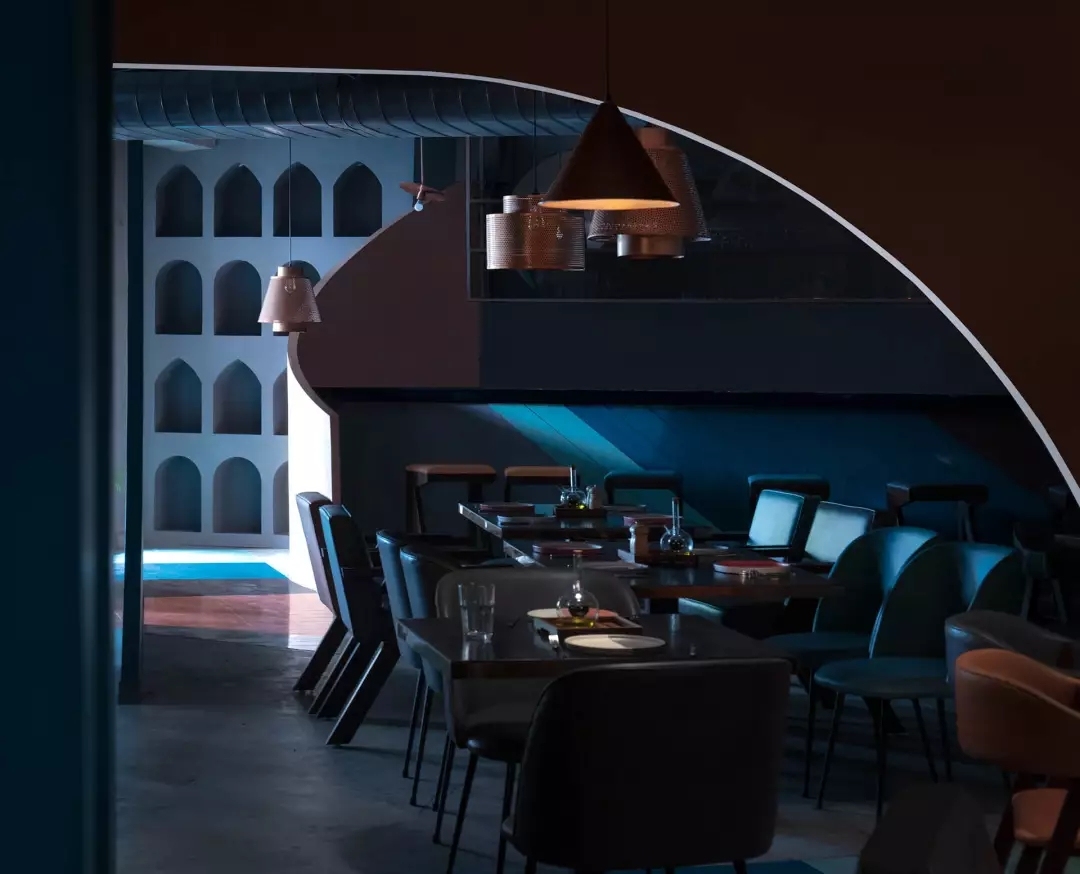 游戏主题酒吧餐厅，不仅空间设计独特而且趣味性十足