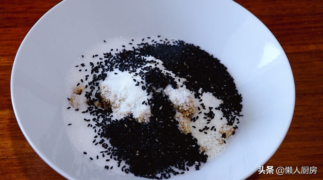 過年做這道小吃，包滿花生餡，寓意錢包滿，是招待客人必備的食品