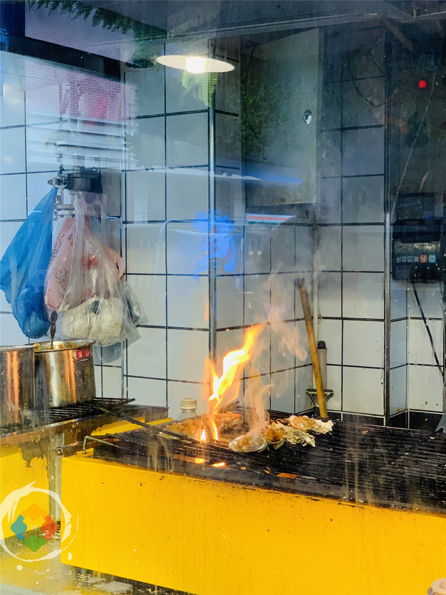 为什么重庆人要在大排档养生？一边吃着小龙虾生蚝，一边喝着热粥